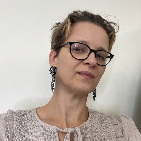 💕Beautiful Black Plantain Leaves Fashion Earrings💕 - Picture 3 of 5